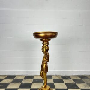 Coluna em madeira entalhada